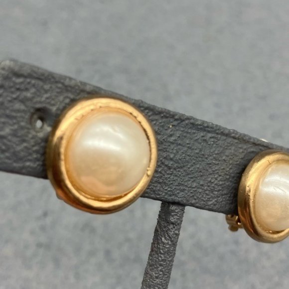 Jaclyn Smith Clip On Earrings As Is Pearl Gold Round Domed Classic Retro Vintage - Picture 3 of 7